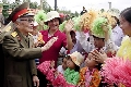 Đại tướng với các cháu thiếu nhi Điện Biên